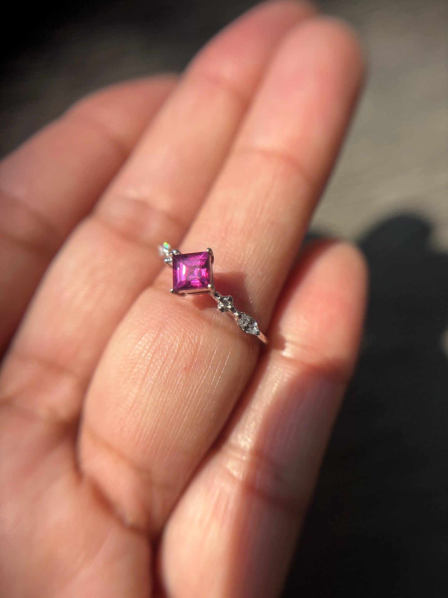 Rubelita 2 Diamantes corte redondo. 2 Diamantes corte marquise Oro Blanco 14K