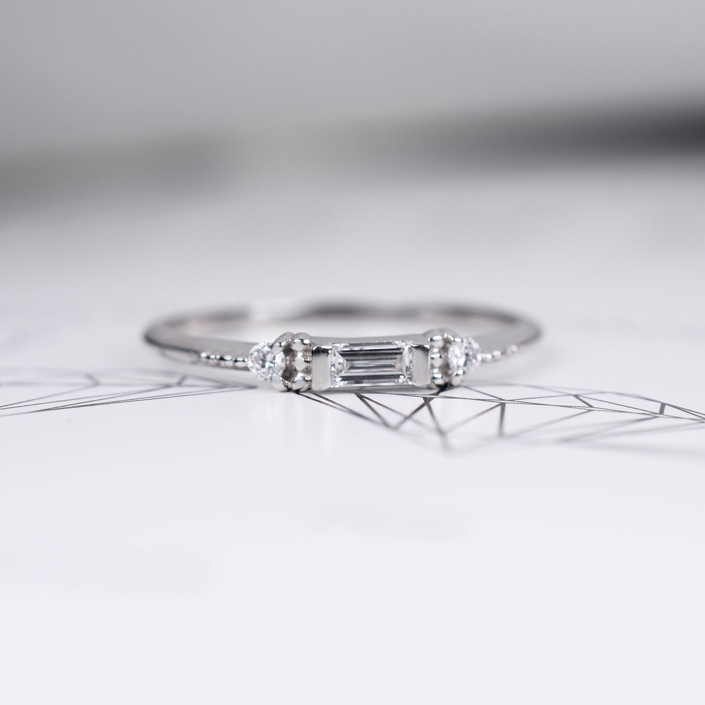 Vista frontal anillo Ice glow en un fondo blanco. 