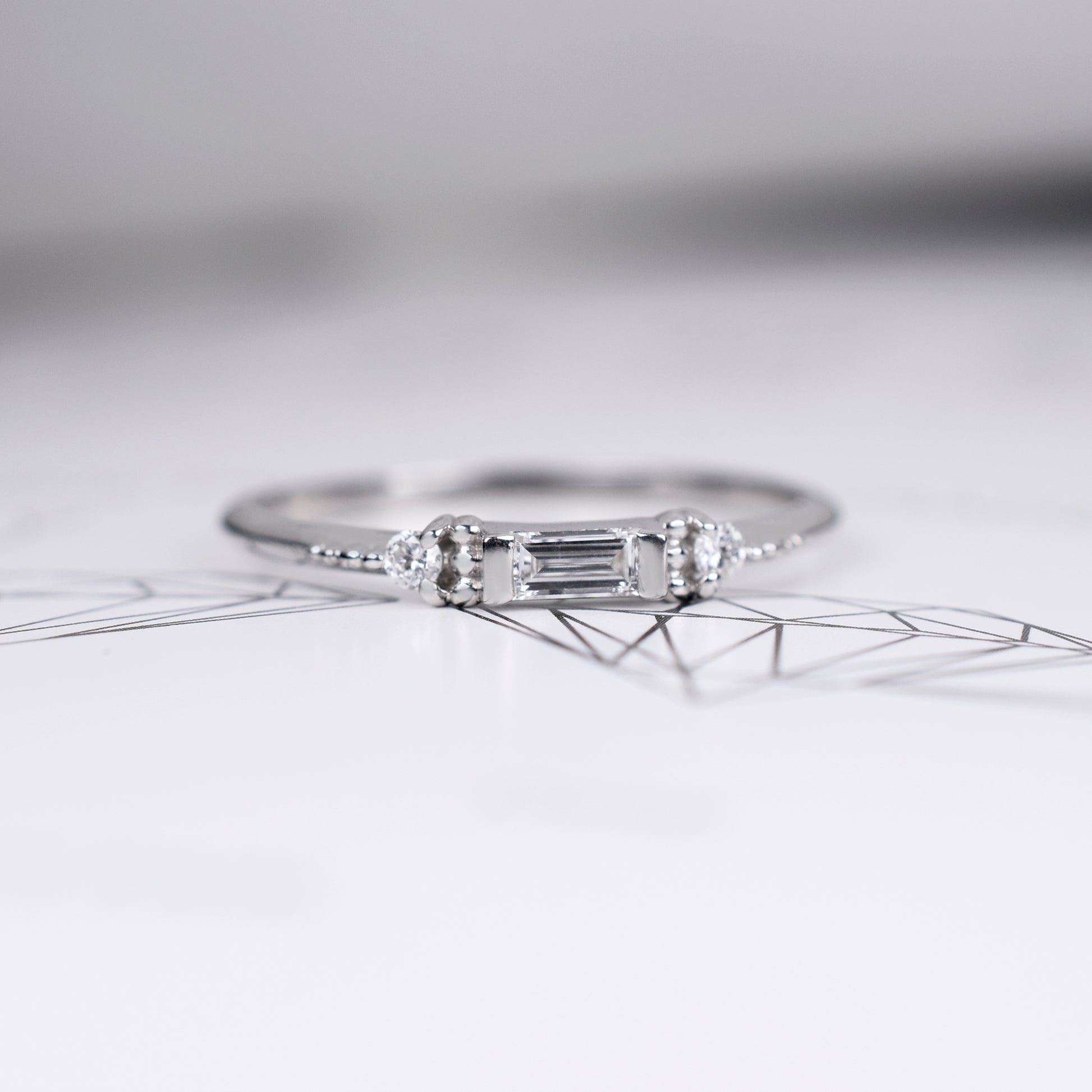 Vista frontal anillo Ice glow en un fondo blanco. 