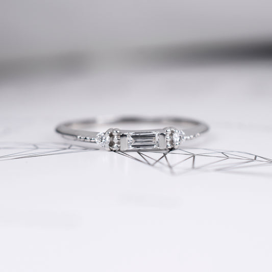Vista frontal anillo Ice glow en un fondo blanco. 