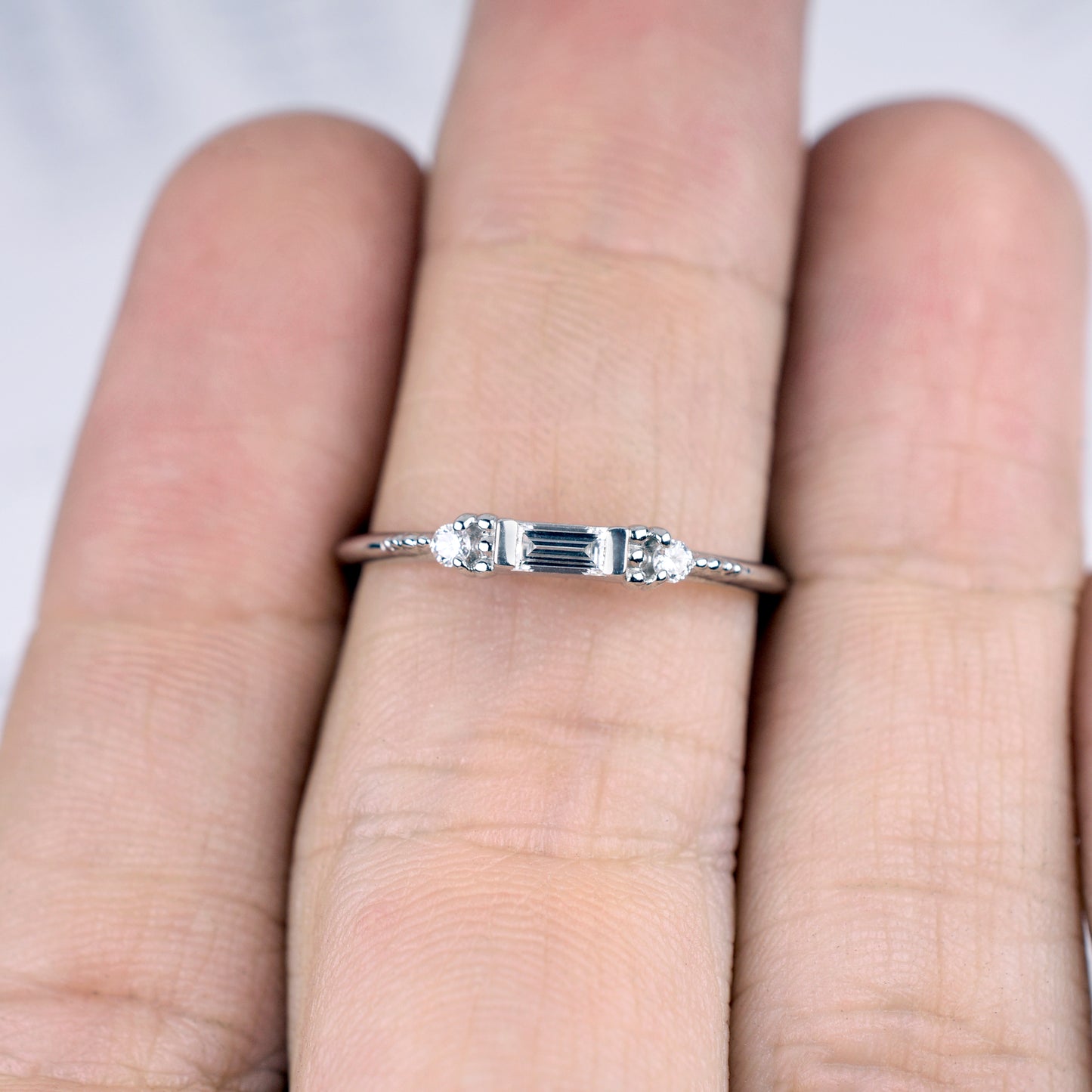 Vista frontal anillo Ice Glow sobre una mano