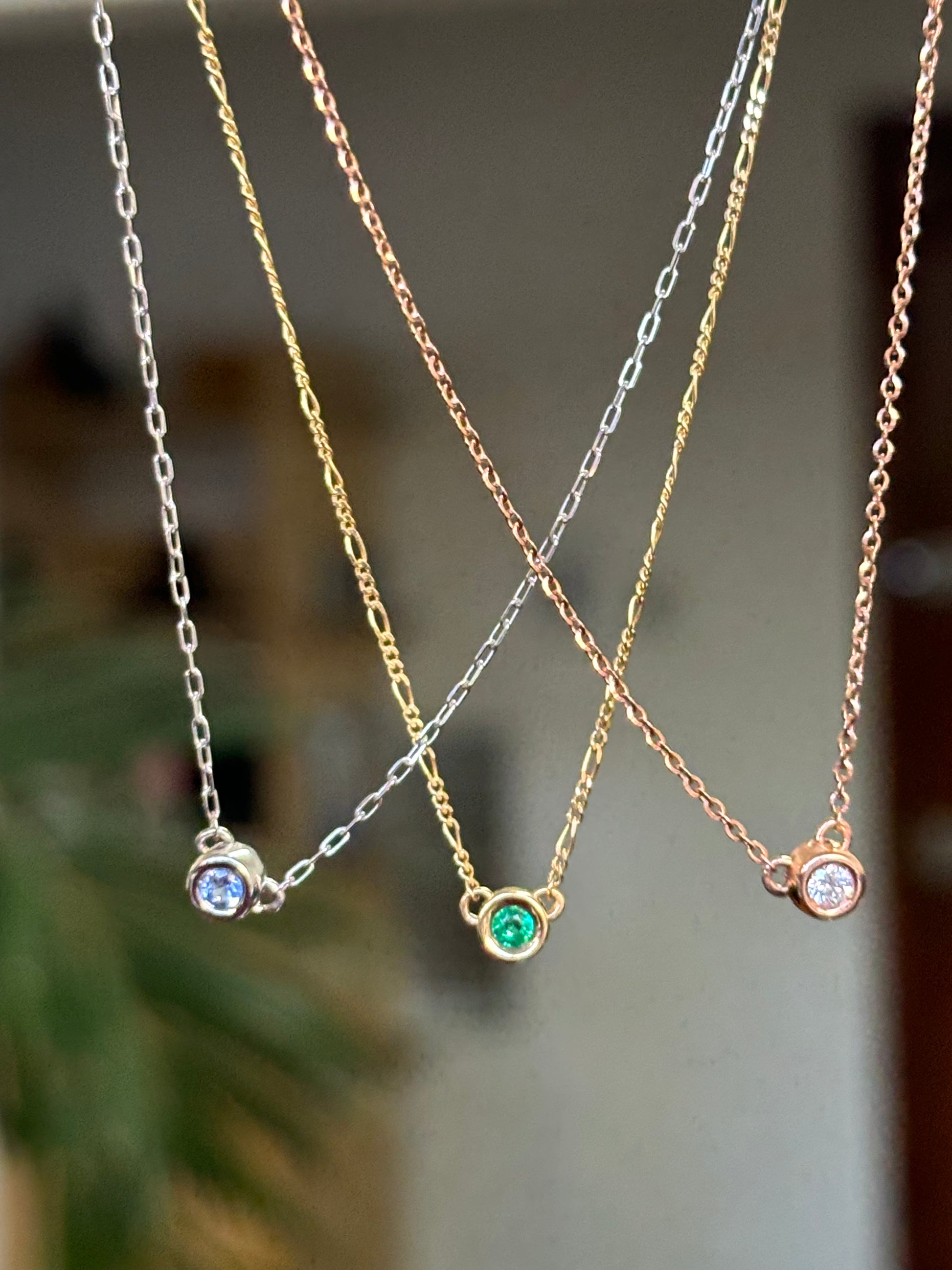 foto 3 collares 14k Tanzanita en Oro Blanco, Esmeralda colombiana en Oro Amarillo y Diamante en Oro Rosa.