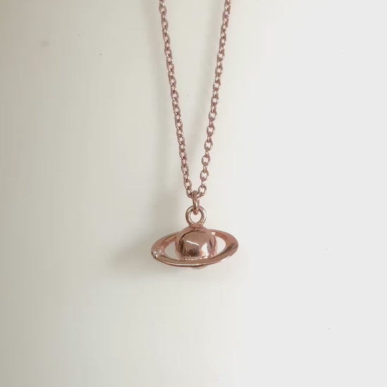 video 
Collar Saturno de Plata.925 en chapa de Oro Rosa