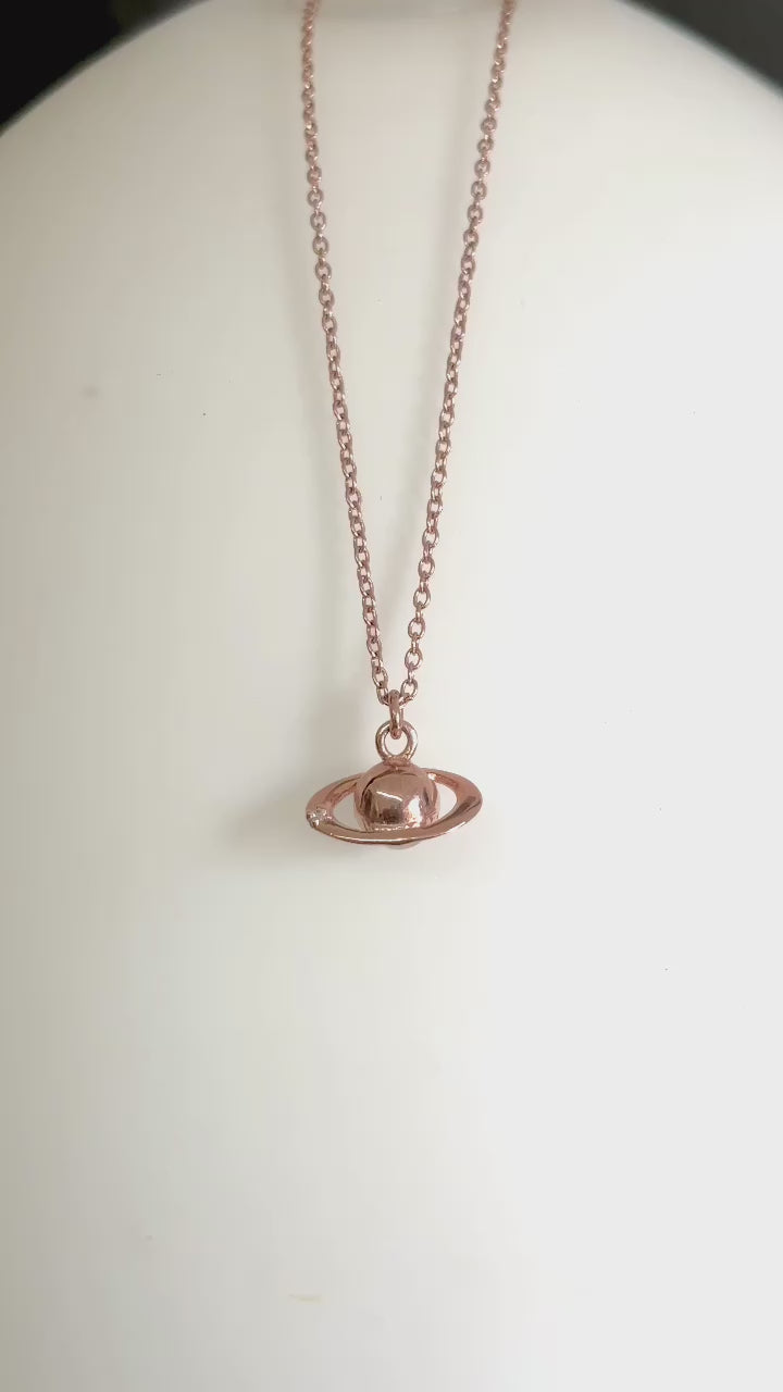 video 
Collar Saturno de Plata.925 en chapa de Oro Rosa