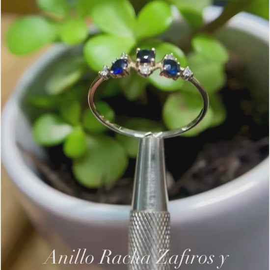 Video Anillo Racha Zafiros y Diamantes en Oro Blanco de 14K.