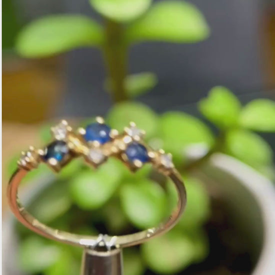 Video Anillo Racha Zafiros y Diamantes en Oro Amarillo  de 14K.