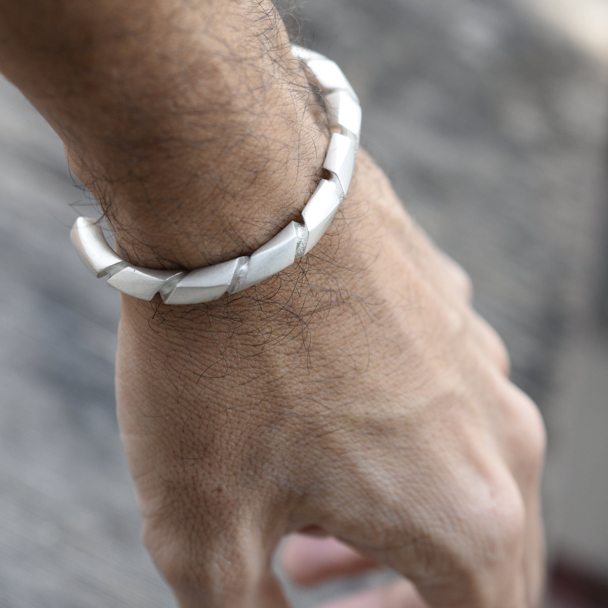 pulsera acabado mate en uso.