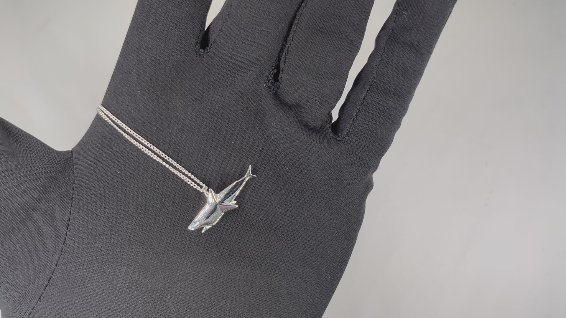 DIJE TIBURON ORIGAMI DE PLATA .925 CON CADENA.