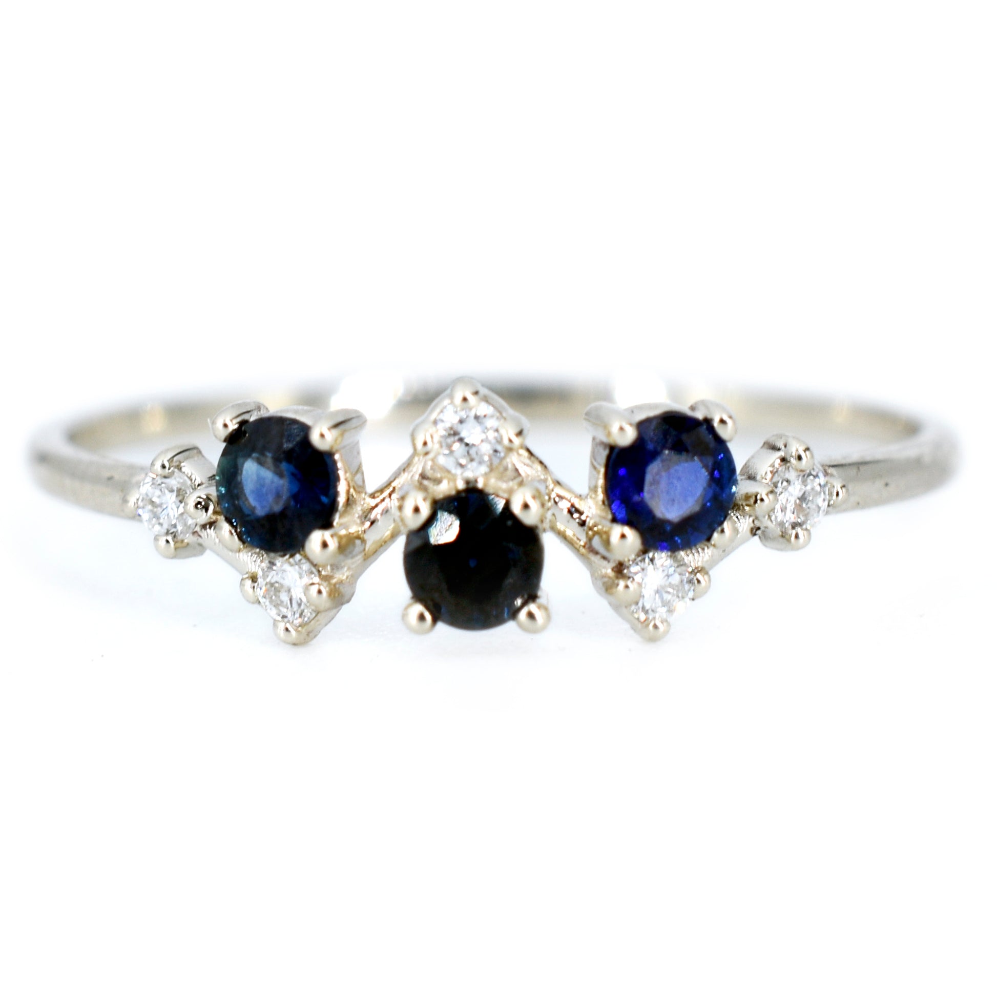 Anillo Racha Zafiros y Diamantes en Oro Blanco de 14K.