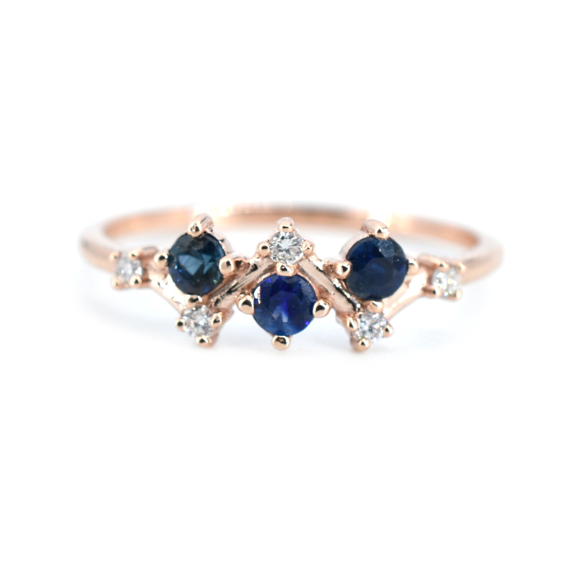 Anillo Racha Zafiros y Diamantes en Oro Rosa de 14K.
