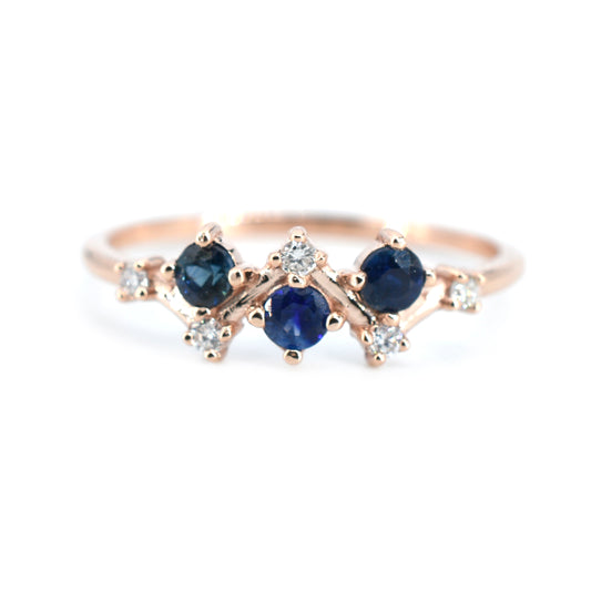 Anillo Racha Zafiros y Diamantes en Oro Rosa de 14K.