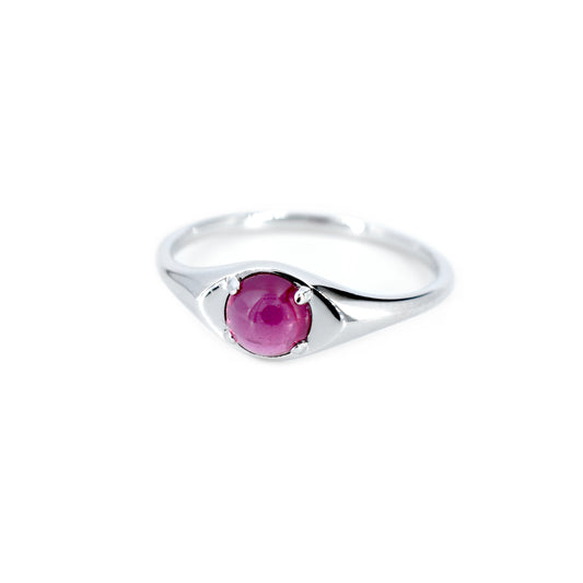 Anillo de Oro Blanco 14K. Con Granate Natural corte cabujón.
