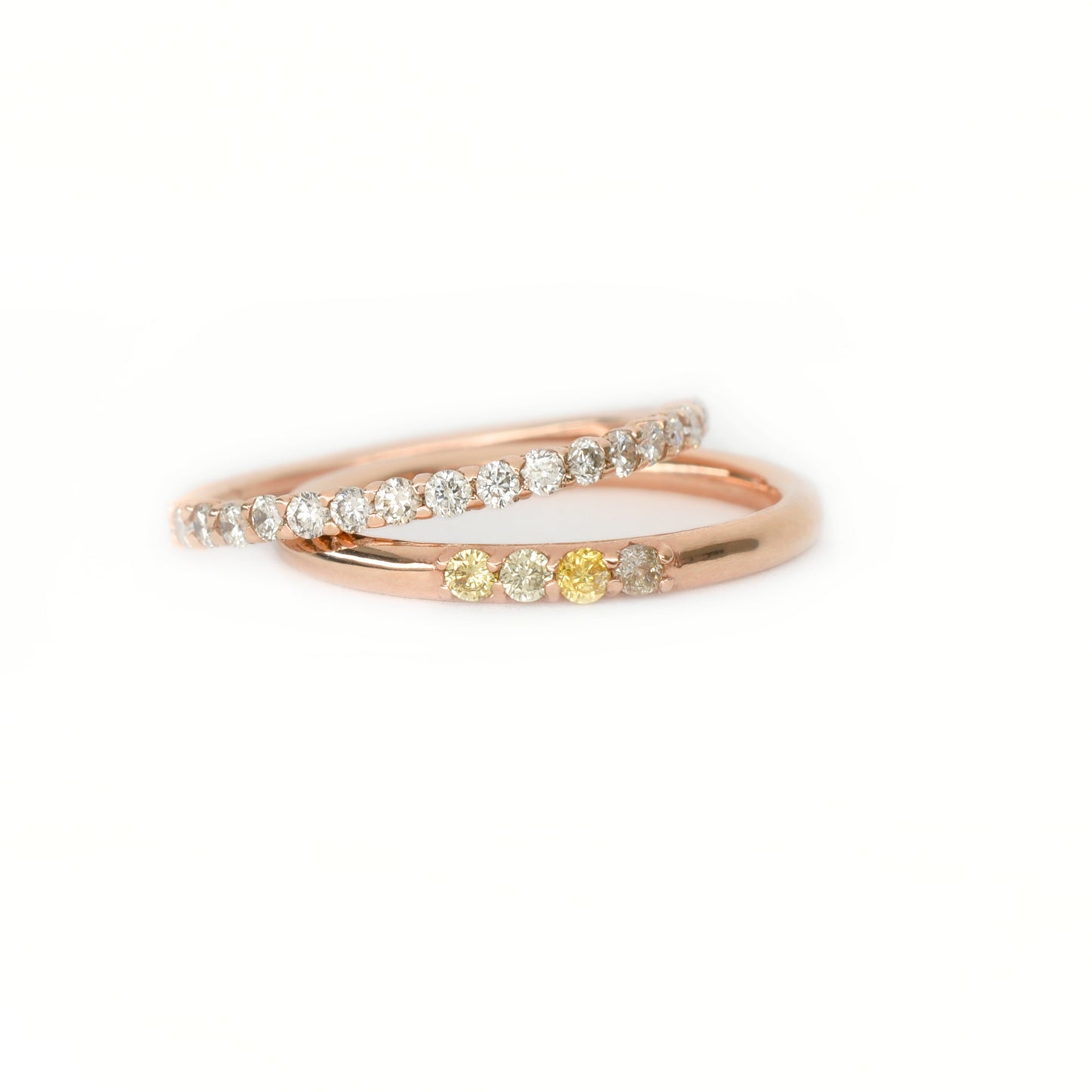 Anillo de Oro Rosa de 14K con 4 Diamantes Fancy Color.