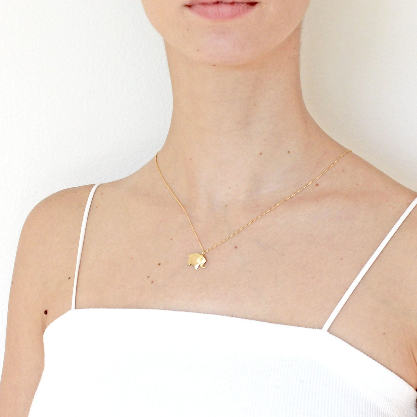 Collar Elefante Origami de  Plata.925 con Chapa de Oro en uso
