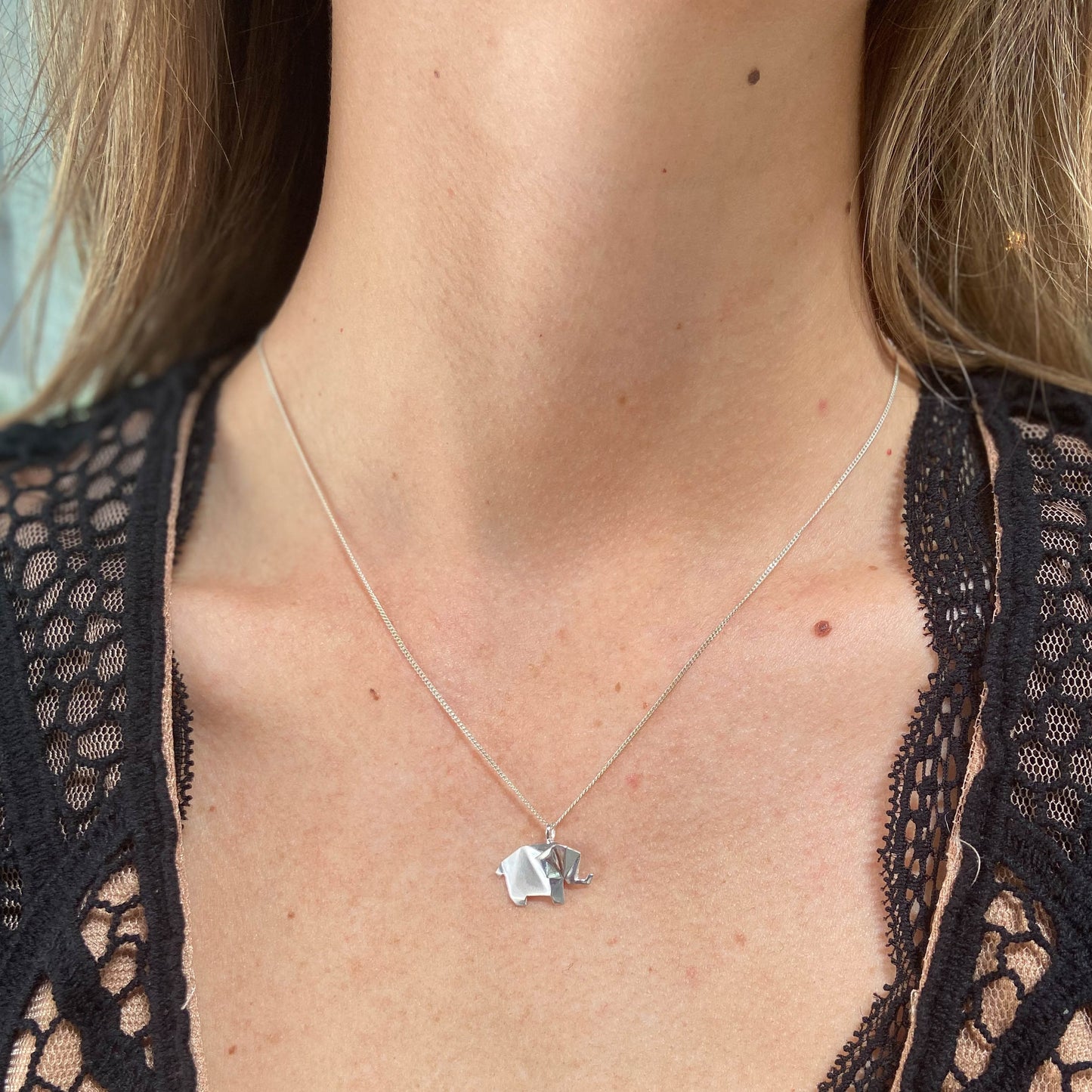 Collar Elefante de Plata.925 en uso