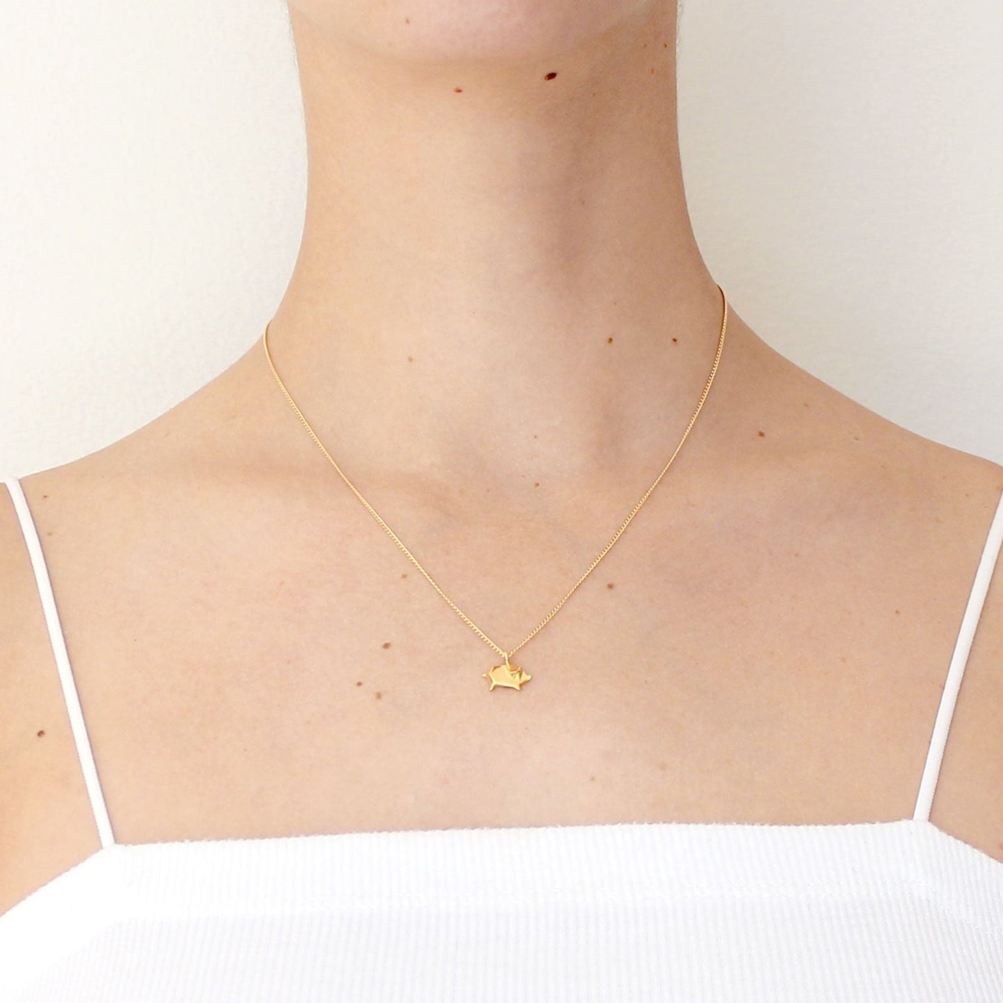 collar cerdito dorado con modelo