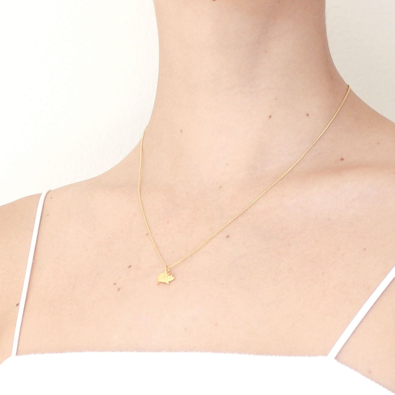 collar cerdito dorado modelo
