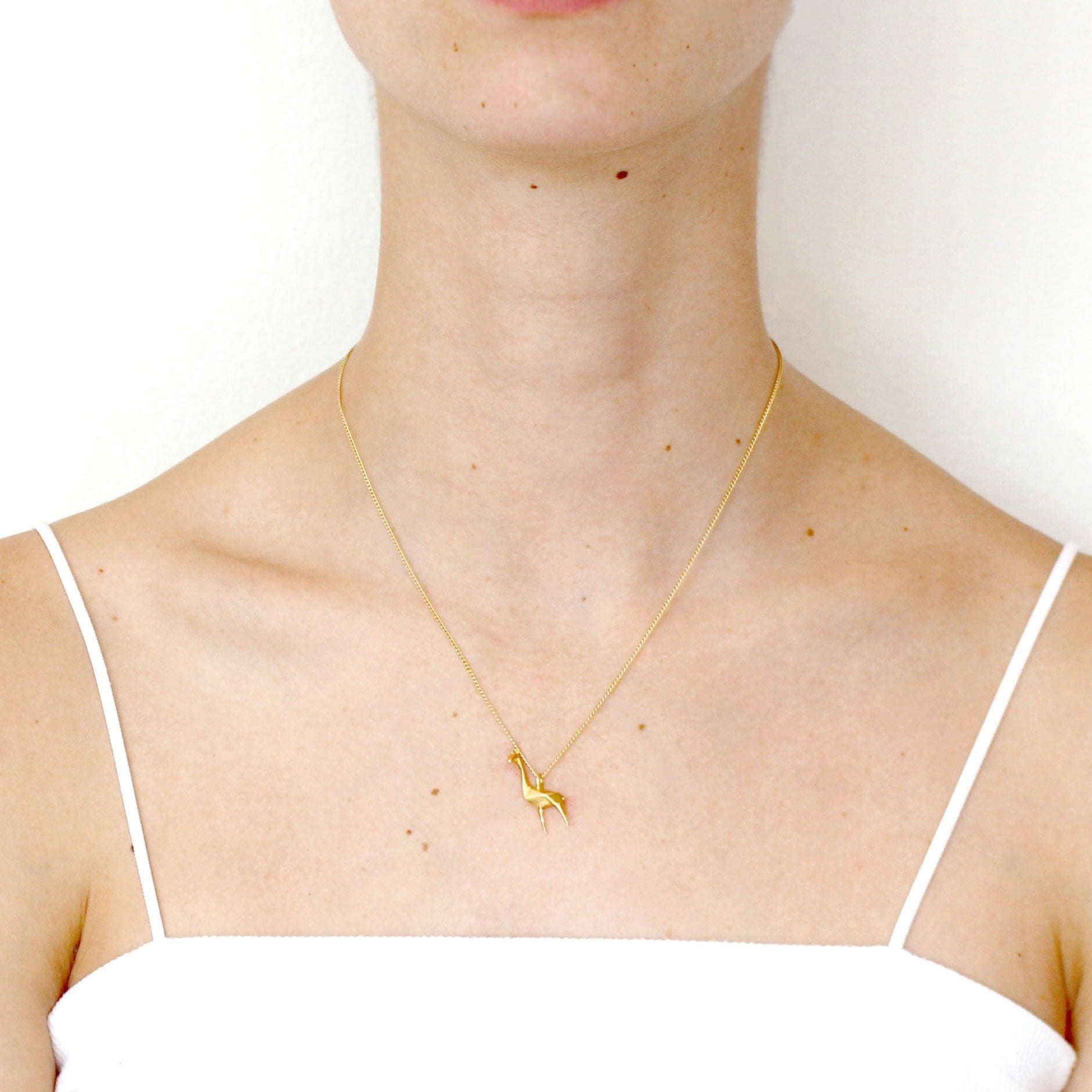 Collar Jirafa Origami de Plata .925 en Chapa de Oro en uso.