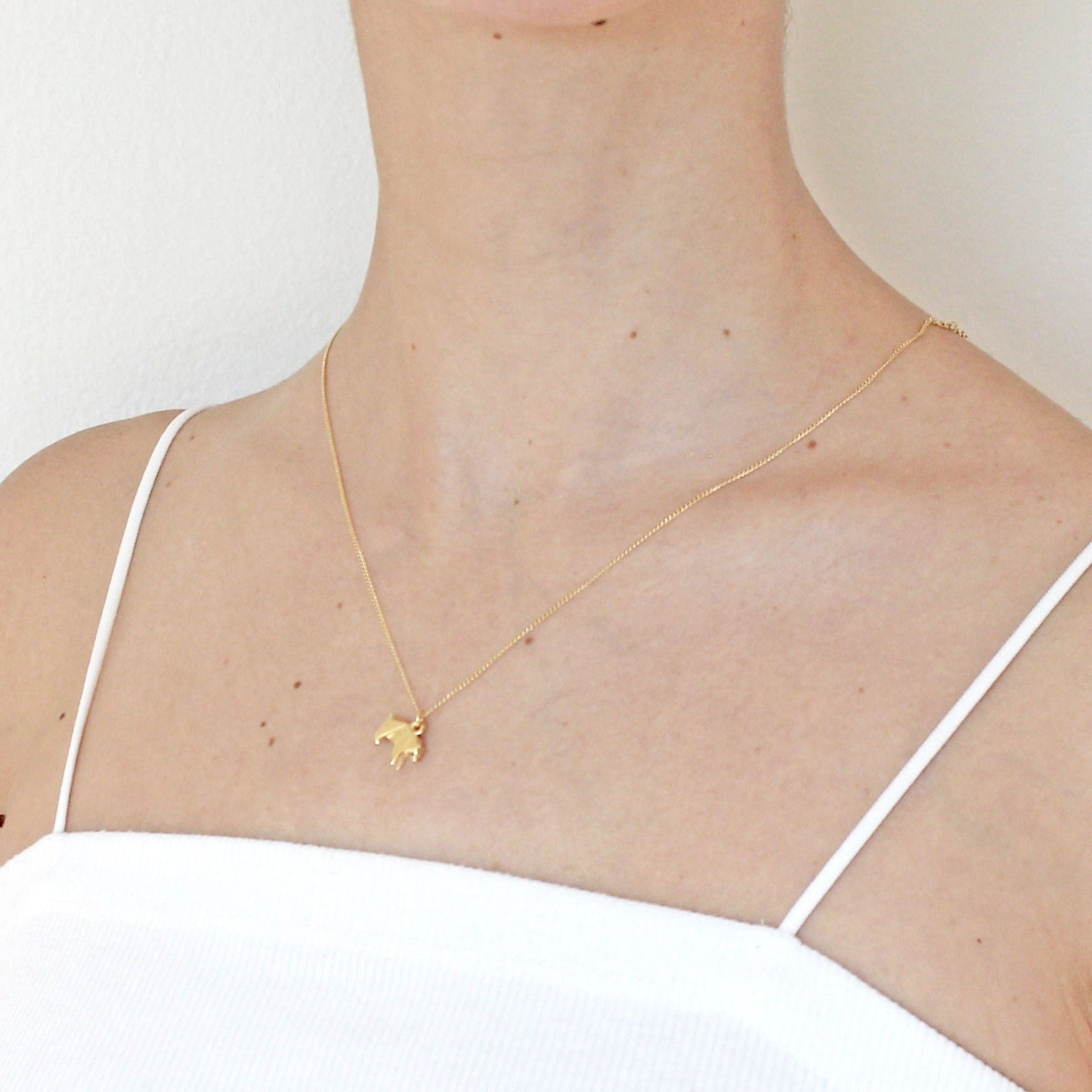 collar oso dorado en modelo