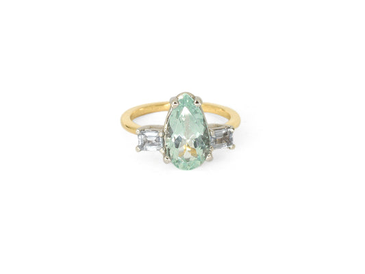 Anillo Aguamarina y Zafiros Laterales  en Oro 14K.
