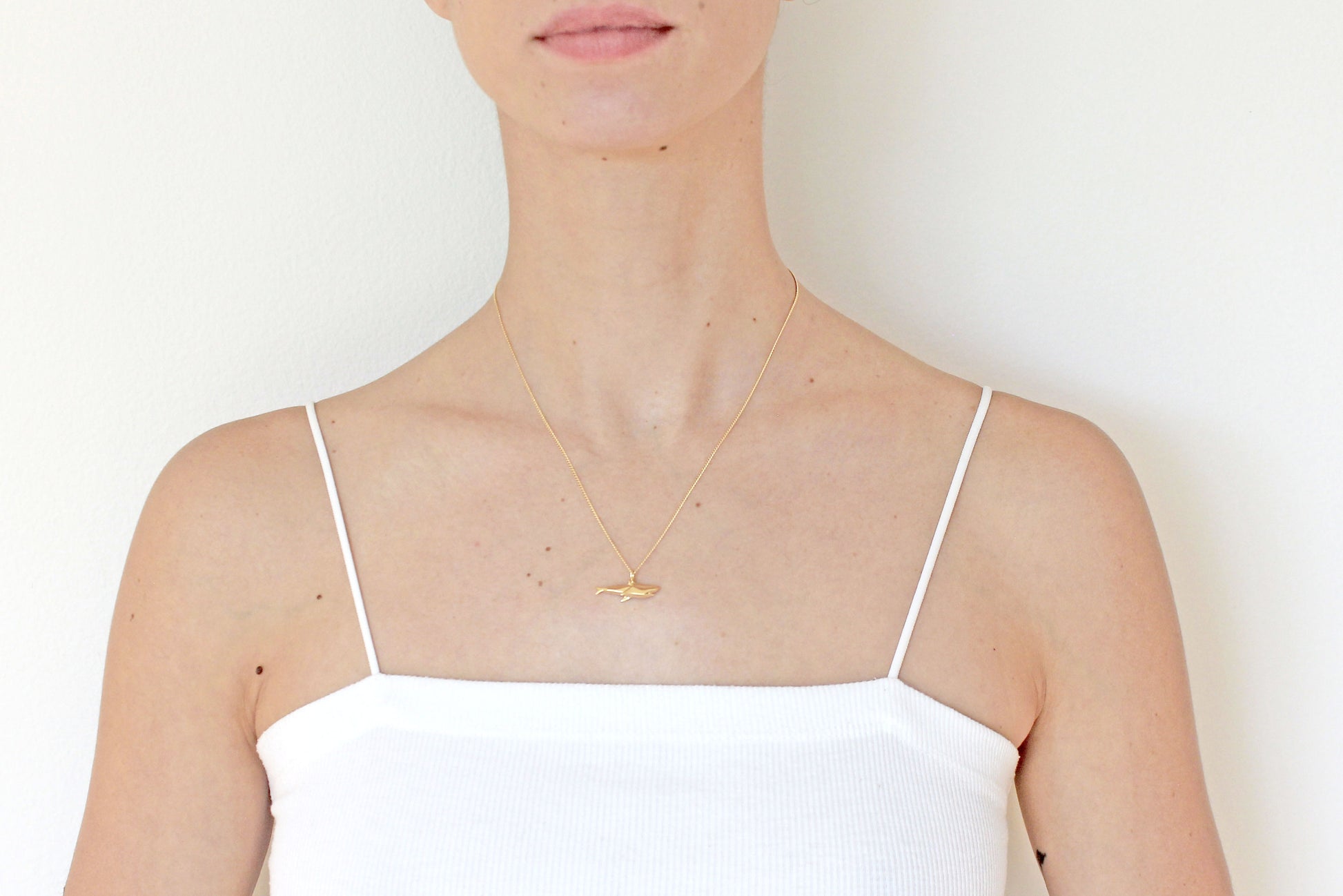 MODELO USA DIJE TIBURON ORIGAMI DE PLATA .925 EN  CHAPA DE ORO AMARILLO CON CADENA.